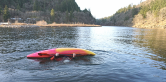 Rescatan a varias personas que casi mueren ahogadas tras el vuelco de sus botes Rescatan a varias personas que casi mueren ahogadas tras el vuelco de sus botes