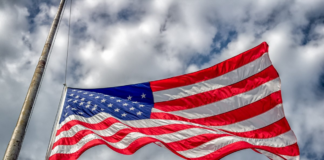 Las banderas a media asta en Minnesota para honrar al oficial caído Las banderas a media asta en Minnesota para honrar al oficial caído