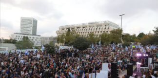 Miles exigen la renuncia de Netanyahu frente al Parlamento de Israel Miles exigen la renuncia de Netanyahu frente al Parlamento de Israel