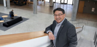 Suspenden a presidente de universidad por firmar acuerdo con alumnos propalestinos Suspenden a presidente de universidad por firmar acuerdo con alumnos propalestinos