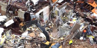 Niño salva a sus padres atrapados en su auto tras fuerte tornado en Oklahoma Niño salva a sus padres atrapados en su auto tras fuerte tornado en Oklahoma