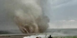 Fuertes tornados dejan 5 muertos en el centro de Estados Unidos Fuertes tornados dejan 5 muertos en el centro de Estados Unidos