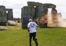 Arrestan a ecologistas que rociaron pintura en el sitio prehistórico de Stonehenge Arrestan a ecologistas que rociaron pintura en el sitio prehistórico de Stonehenge