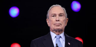 Mike Bloomberg dona casi 20 millones de dólares a la campaña de Biden Mike Bloomberg dona casi 20 millones de dólares a la campaña de Biden