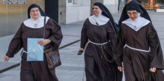 Excomulgan a 10 monjas españolas que se separaron de la Iglesia católica Excomulgan a 10 monjas españolas que se separaron de la Iglesia católica