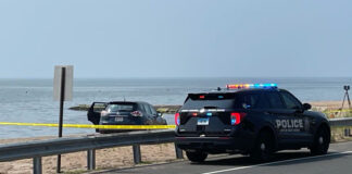 Detienen a hombre por intentar ahogar a sus dos hijos en el mar Detienen a hombre por intentar ahogar a sus dos hijos en el mar