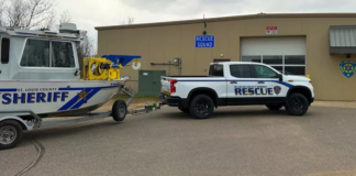 Un niño de 9 años fue rescatado después de que un árbol cayera sobre su carpa Un niño de 9 años fue rescatado después de que un árbol cayera sobre su carpa