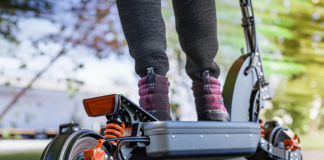 Un adolescente iba en scooter y fue atropellado por un auto en Lakeville Un adolescente iba en scooter y fue atropellado por un auto en Lakeville