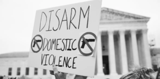 Prohíben tener armas a las personas sujetas a órdenes de restricción por violencia doméstica Prohíben tener armas a las personas sujetas a órdenes de restricción por violencia doméstica