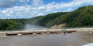 La presa de Rapidan del río Blue Earth, a punto de colapsar La presa de Rapidan del río Blue Earth, a punto de colapsar
