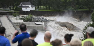 El río Blue Earth amenaza con llevarse más construcciones cercanas a la presa Rapidan El río Blue Earth amenaza con llevarse más construcciones cercanas a la presa Rapidan