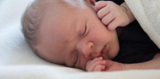 St. Louis Park: oficiales de policía asisten a mujer en un parto dentro de un automóvil St. Louis Park: oficiales de policía asisten a mujer en un parto dentro de un automóvil