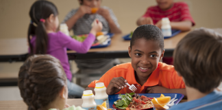 En el verano, los niños que comen en la escuela tienen un problema para conseguir alimentos En el verano, los niños que comen en la escuela tienen un problema para conseguir alimentos