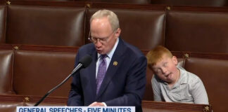 Legislador John Rose defiende a Trump… ¡pero su hijo se roba el show! Legislador John Rose defiende a Trump… ¡pero su hijo se roba el show!