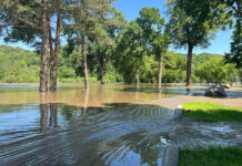 Aguas residuales se mezclan con las aguas de inundación en Madelia, Minnesota Aguas residuales se mezclan con las aguas de inundación en Madelia, Minnesota