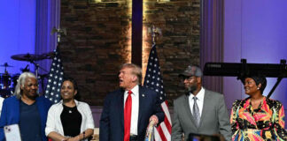 Donald Trump “pesca” votos de afroestadounidenses en iglesia de Detroit Donald Trump "pesca" votos de afroestadounidenses en iglesia de Detroit