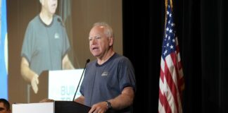 El Partido Demócrata se aferra a llamar a Trump “extraño” El Partido Demócrata se aferra a llamar a Trump "extraño"