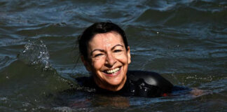 Alcaldesa de París se mete al río Sena para demostrar que el agua es segura Alcaldesa de París se mete al río Sena para demostrar que el agua es segura