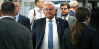 Senador Bob Menéndez planea dimitir tras ser declarado culpable por corrupción Senador Bob Menéndez planea dimitir tras culpabilidad en juicio por corrupción