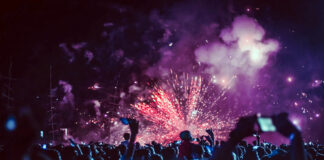 Algunas ciudades ajustan los espectáculos de fuegos artificiales del 4 de julio Algunas ciudades ajustan los espectáculos de fuegos artificiales del 4 de julio