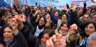 Abuelas y Madres de Plaza de Mayo marchan contra despidos en Argentina Abuelas y Madres de Plaza de Mayo marchan contra despidos en Argentina