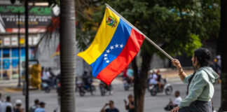 Bloqueo de calles y cacerolazos; protestan en Venezuela por el “triunfo” de Maduro Bloqueo de calles y cacerolazos; protestan en Venezuela por el "triunfo" de Maduro