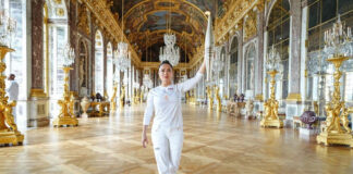 La actriz Salma Hayek porta la antorcha olímpica en el Palacio de Versalles La actriz Salma Hayek porta la antorcha olímpica en el Palacio de Versalles