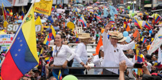 Miles de venezolanos claman un “cambio” desde tierra natal de Hugo Chávez Miles de venezolanos claman un "cambio" desde tierra natal de Hugo Chávez