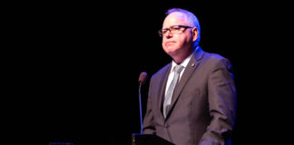 Tras reunión con demócratas, Tim Walz continúa el apoyo al presidente Biden Tras reunión, Tim Walz continúa apoyando al presidente Biden