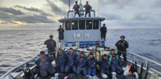 El Salvador decomisa más de una tonelada de cocaína y armamento El Salvador decomisa más de una tonelada de cocaína y armamento