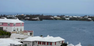 Ernesto toca tierra en las Bermudas ya como huracán categoría 1 Ernesto toca tierra en las Bermudas ya como huracán categoría 1