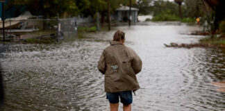 Cuatro muertos, apagones y retrasos de vuelos deja el huracán Debby Cuatro muertos, apagones y retrasos de vuelos deja el huracán Debby