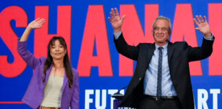 Robert F. Kennedy Jr. “suspende” su campaña y apoya a Trump Robert F. Kennedy Jr. "suspende" su campaña y apoya a Trump