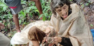 Hallan a mujer estadounidense encadenada a un árbol y abandonada en bosque de la India Hallan a mujer estadounidense encadenada a un árbol y abandonada en bosque de la India