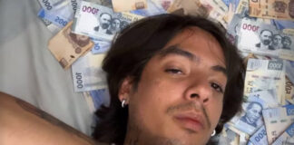 “Estas son migajas”: Natanael Cano aparece ebrio sobre una cama de billetes "Estas son migajas": Natanael Cano aparece ebrio sobre una cama de billetes