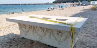 Expolicía descubre en un bar un sarcófago romano… usado como mesa Expolicía descubre en un bar un sarcófago romano... usado como mesa