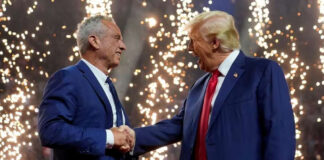 Robert F. Kennedy Jr. sube al escenario en el mitin de Trump en Arizona Robert F. Kennedy Jr. sube al escenario en el mitin de Trump en Arizona