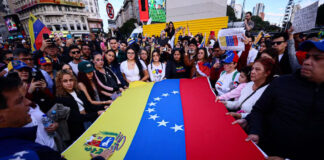 Venezolanos en otros países protestan por presunto “fraude masivo” electoral Venezolanos en otros países protestan por presunto “fraude masivo” electoral