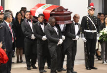 Fujimori recibe honores de Estado al ingreso de su velatorio en Lima Fujimori recibe honores de Estado al ingreso de su velatorio en Lima