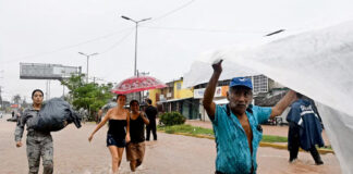 El Huracán “John” deja bajo el agua al puerto de Acapulco, en México El Huracán "John" deja bajo el agua al puerto de Acapulco, en México