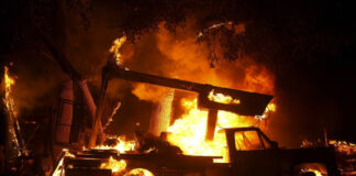 Incendios forestales arrasan viviendas y autos en el sur de California Incendios forestales arrasan viviendas y autos en el sur de California