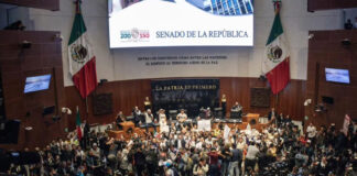 Manifestantes furiosos derriban la puerta del Senado de México Manifestantes furiosos derriban la puerta del Senado de México