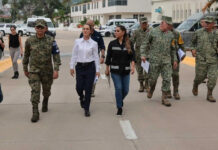 Pobladores del destruido Acapulco piden ayuda a Sheinbaum Pobladores del destruido Acapulco piden ayuda a Sheinbaum