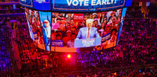 Comediante lanza chistes racistas en mitin de Trump y desata polémica Comediante lanza chistes racistas en mitin de Trump y desata polémica