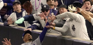 Fans “roban” pelota del guante a Mookie Betts; uno fue expulsado del juego Fans "roban" pelota del guante a Mookie Betts; uno fue expulsado del juego