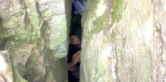 Mujer intenta recuperar su teléfono y queda atrapada en grieta en Australia Mujer intenta recuperar su teléfono y queda atrapada en grieta en Australia