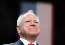 Tim Walz asiste a un partido de Mankato High School Tim Walz en partido de la secundaria de Mankato