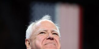 Tim Walz asiste a un partido de Mankato High School Tim Walz en partido de la secundaria de Mankato