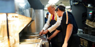 Trump cocina papas fritas en un McDonald’s en Philadelphia Trump cocina papas fritas en un McDonald's en Philadelphia