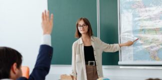 Resolución del sindicato de maestros de St. Paul pediría cortar ayuda de EEUU a Israel La resolución del sindicato de maestros de St. Paul pediría el fin de la ayuda de EE. UU. a Israel, generando preocupaciones de antisemitismo